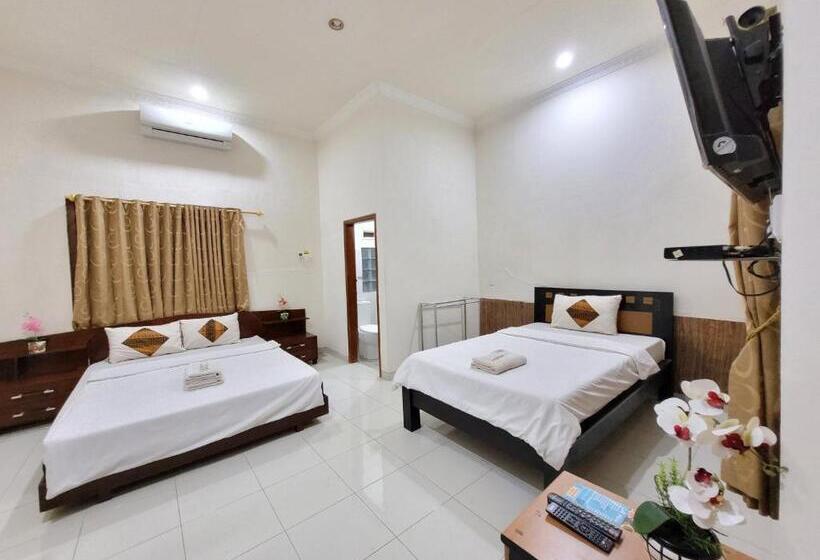 בית מלון כפרי Ndalem Katong Guest House Ponorogo