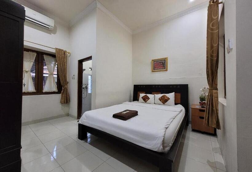 בית מלון כפרי Ndalem Katong Guest House Ponorogo