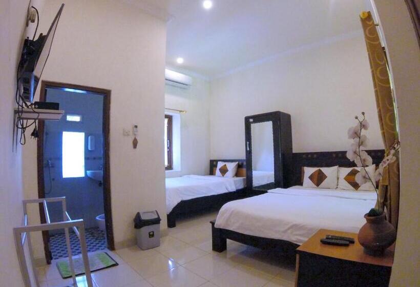 בית מלון כפרי Ndalem Katong Guest House Ponorogo