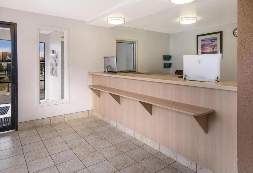 Мотель Knights Inn Grand Rapids East Airport