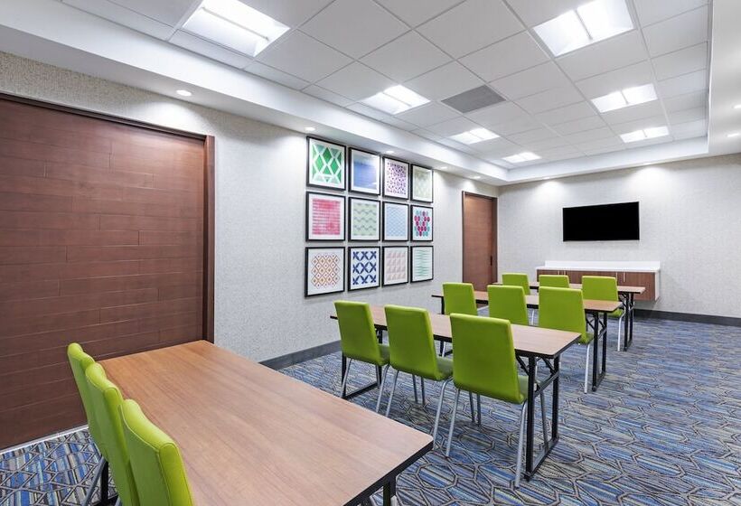 Отель Holiday Inn Express & Suites Parsons, An Ihg