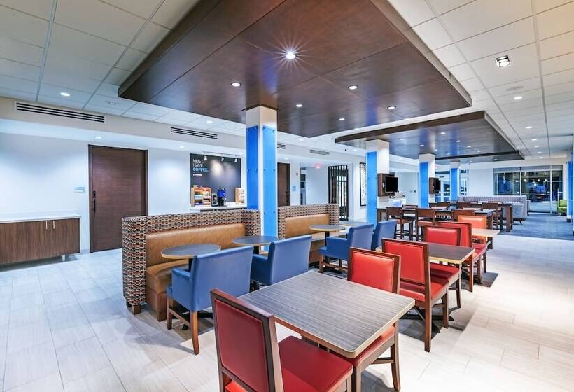 Отель Holiday Inn Express & Suites Parsons, An Ihg