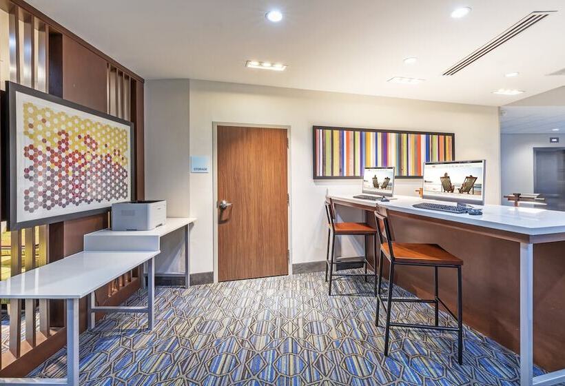 Отель Holiday Inn Express & Suites Parsons, An Ihg