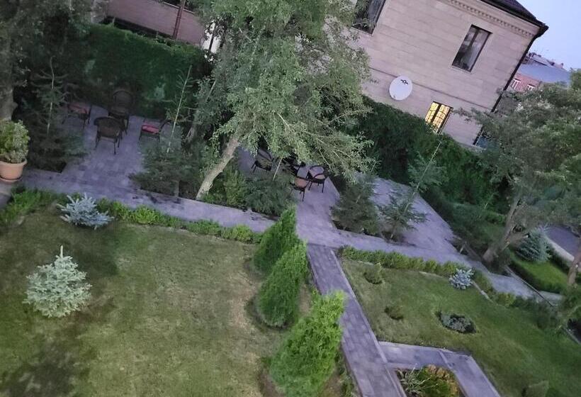 בית מלון כפרי Ahana