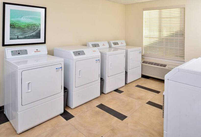 Отель Candlewood Suites Lodi, An Ihg