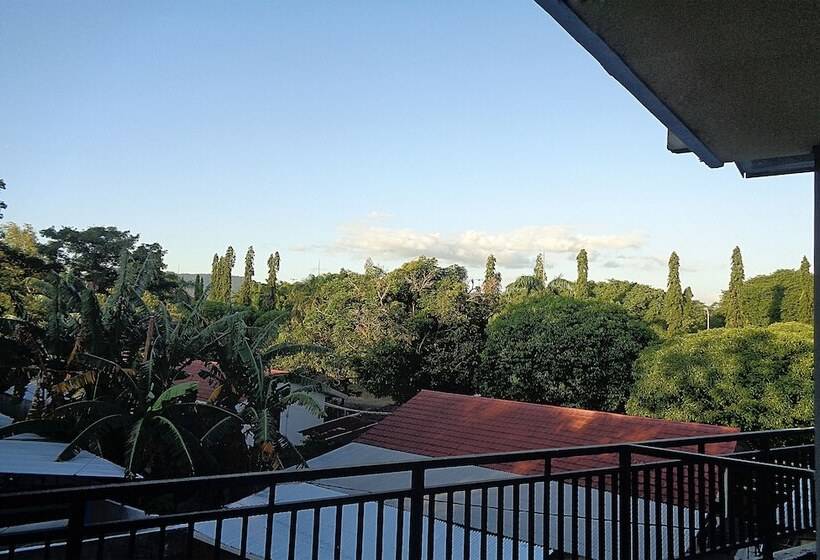 Отель Reddoorz At Lapangan Bandara Sam Ratulangi Manado