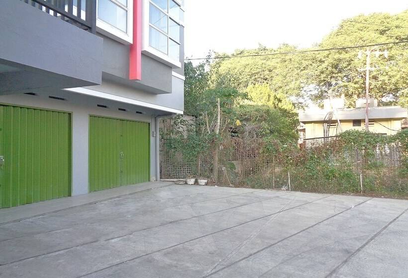 Отель Reddoorz At Lapangan Bandara Sam Ratulangi Manado