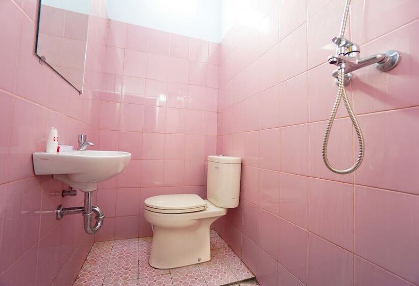 Отель Reddoorz At Lapangan Bandara Sam Ratulangi Manado