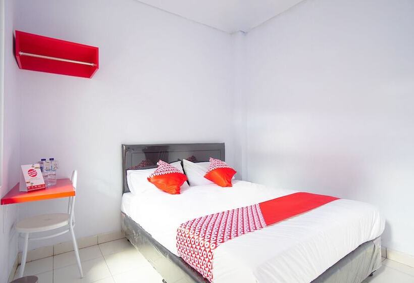 Отель Reddoorz At Lapangan Bandara Sam Ratulangi Manado