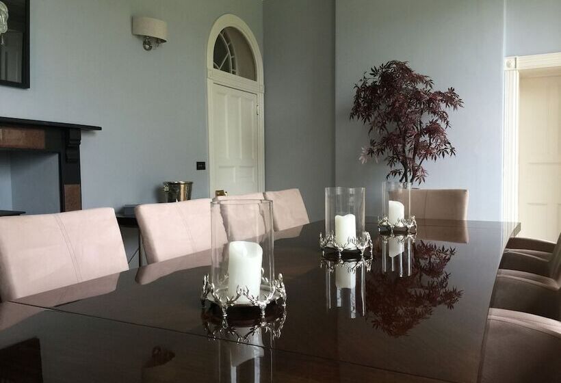 مبيت وإفطار Llwynhelig Manor