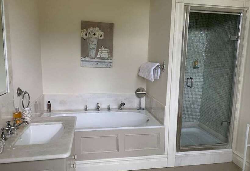 مبيت وإفطار Llwynhelig Manor