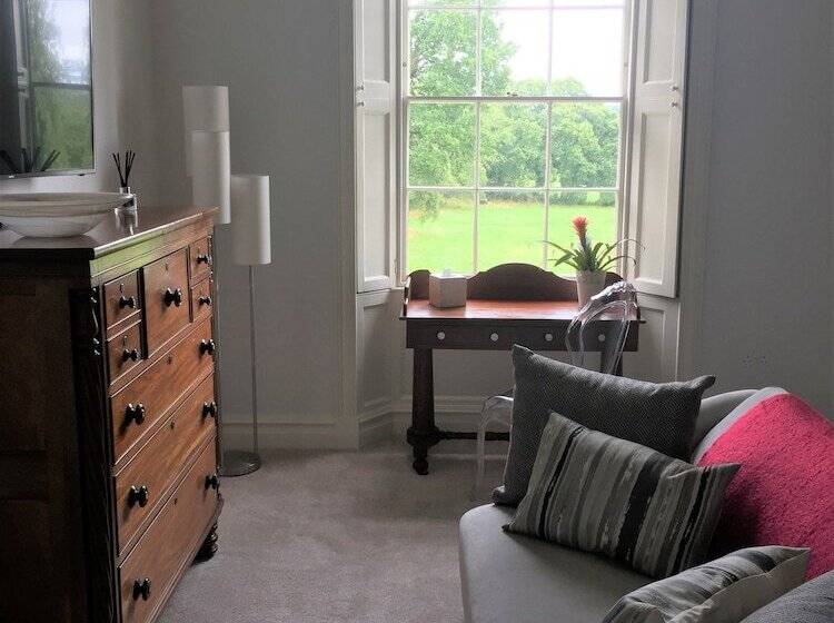 مبيت وإفطار Llwynhelig Manor