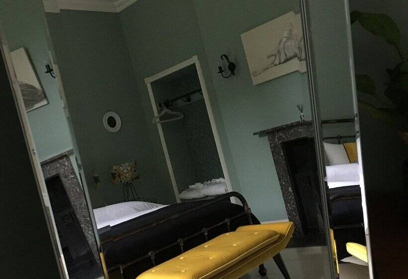 مبيت وإفطار Llwynhelig Manor