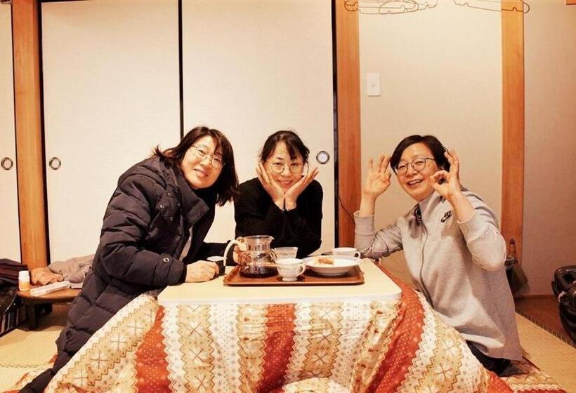 تختخواب و صبحانه Tsushima White House