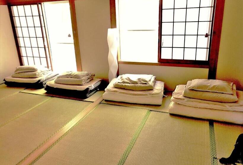 تختخواب و صبحانه Tsushima White House