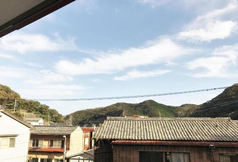 تختخواب و صبحانه Tsushima White House