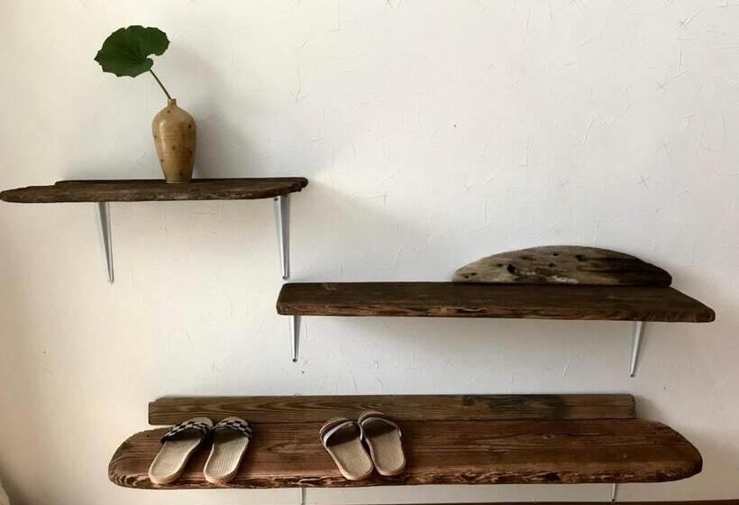 تختخواب و صبحانه Tsushima White House