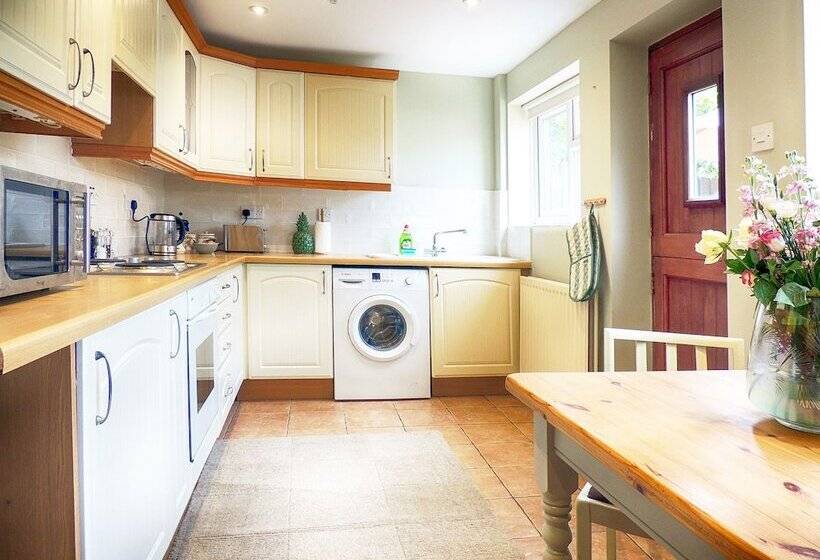 مبيت وإفطار The Lansdowne Cottage