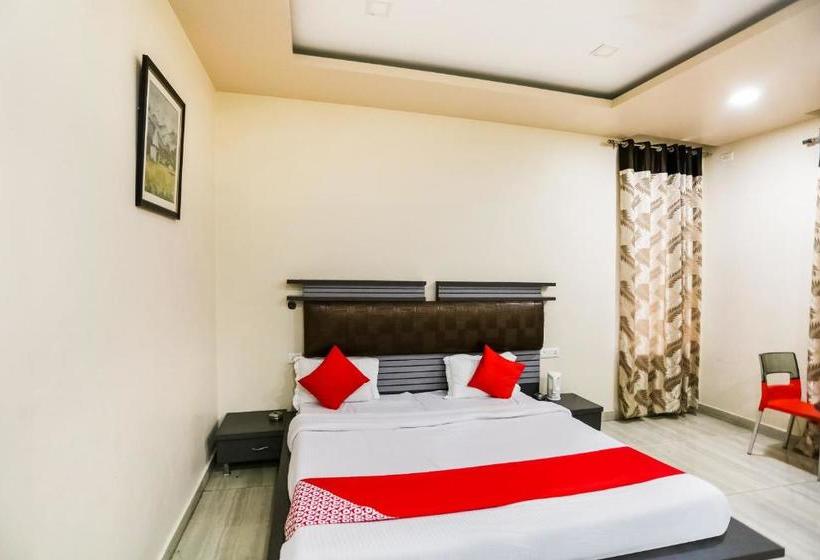 فندق Oyo 47149 Friends Corner Deluxe