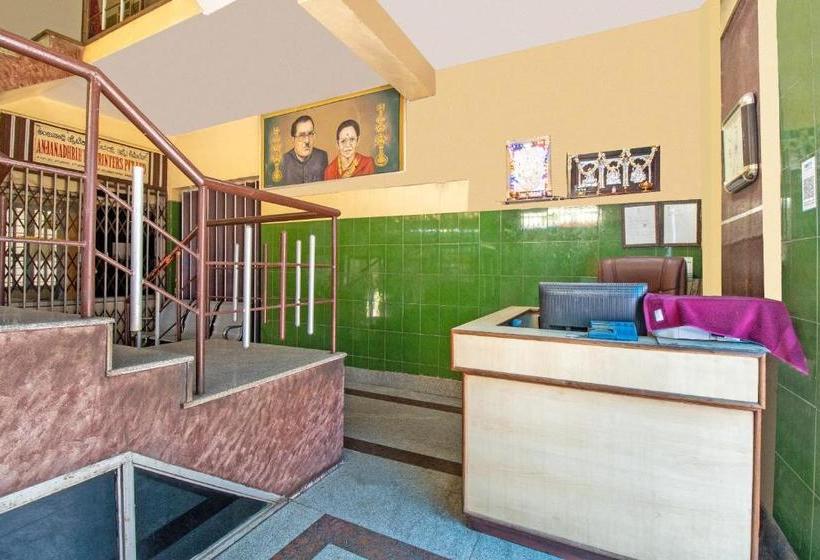 ホテル Pavithra Deluxe Lodge