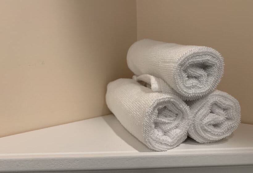 Отель The Cabot Lodge