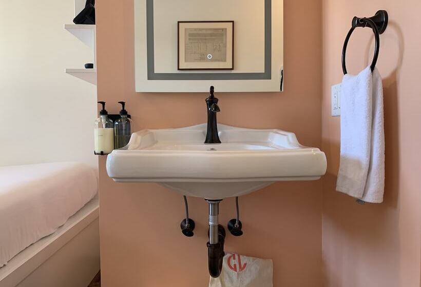 Отель The Cabot Lodge