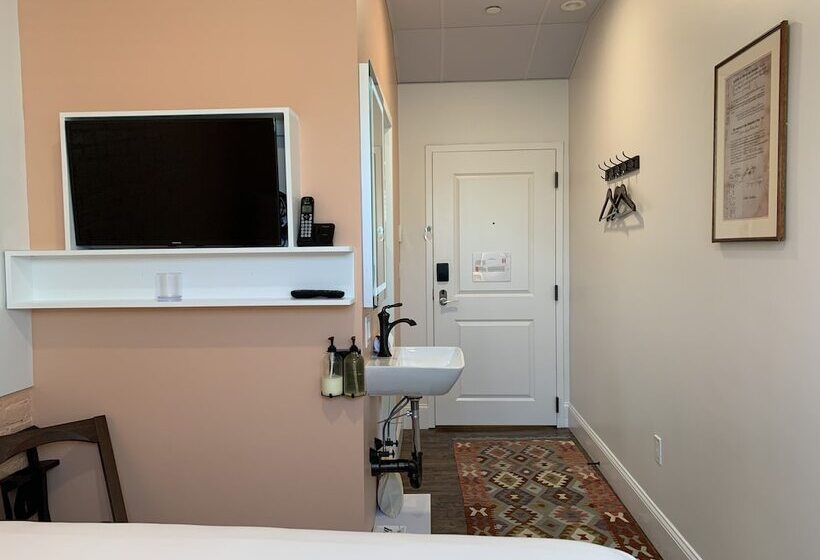 Отель The Cabot Lodge