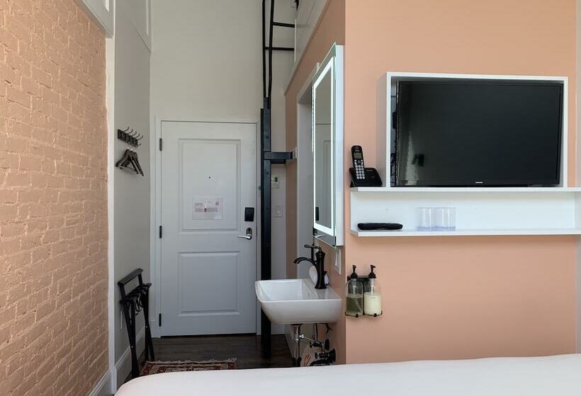 Отель The Cabot Lodge