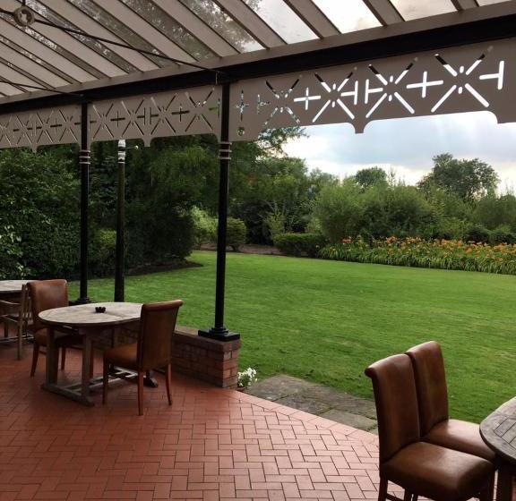 Отель The Oaklands