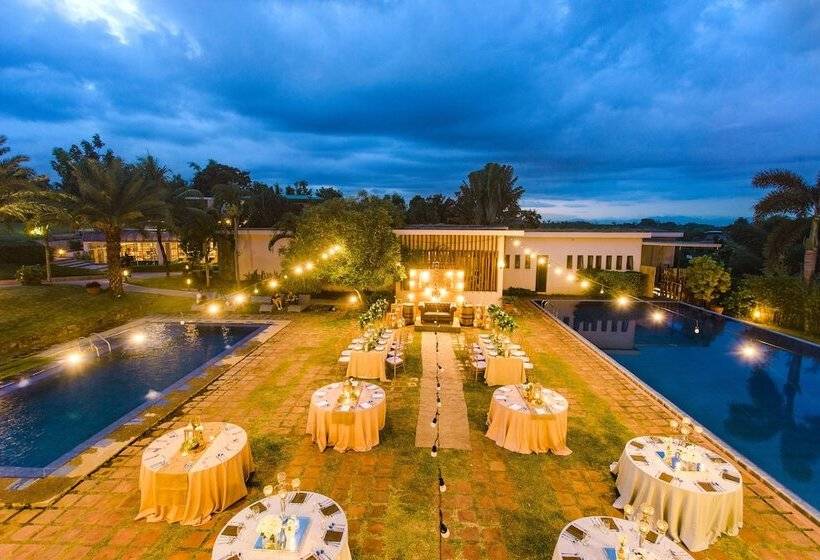 هتل The Park Silang