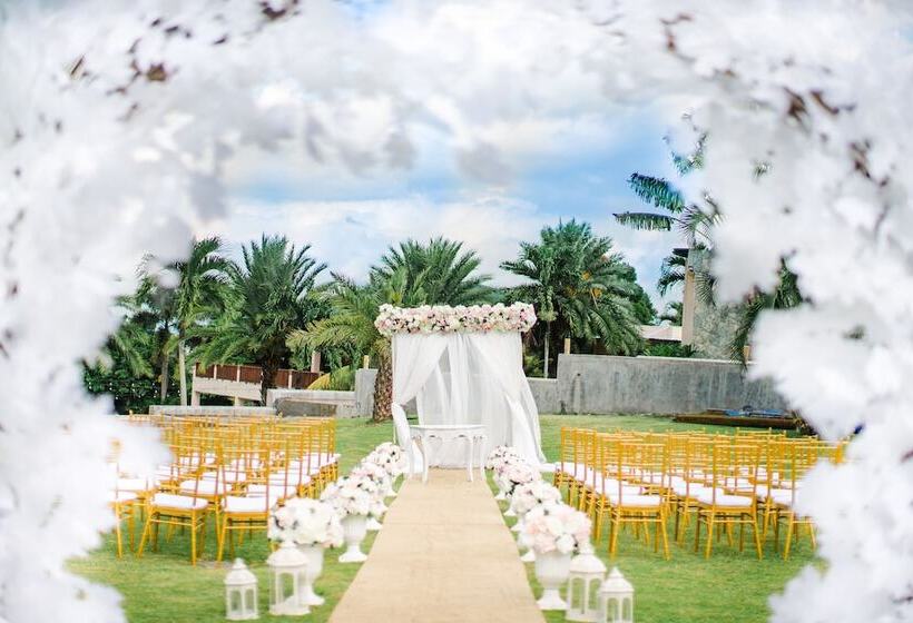 فندق The Park Silang