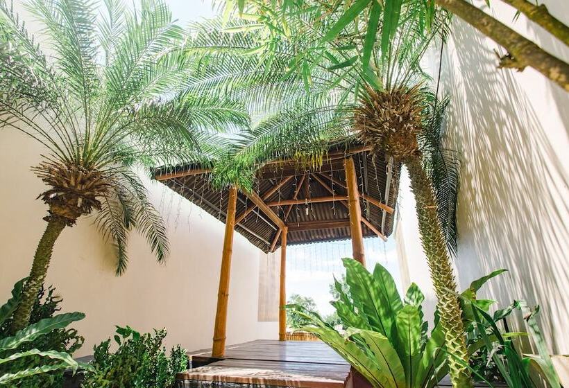 فندق The Park Silang