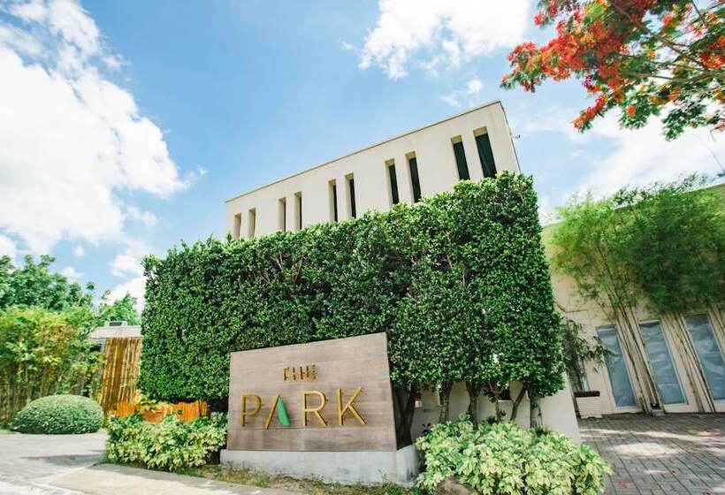 فندق The Park Silang