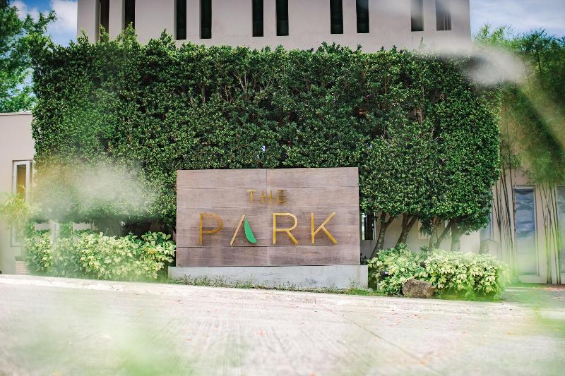 هتل The Park Silang