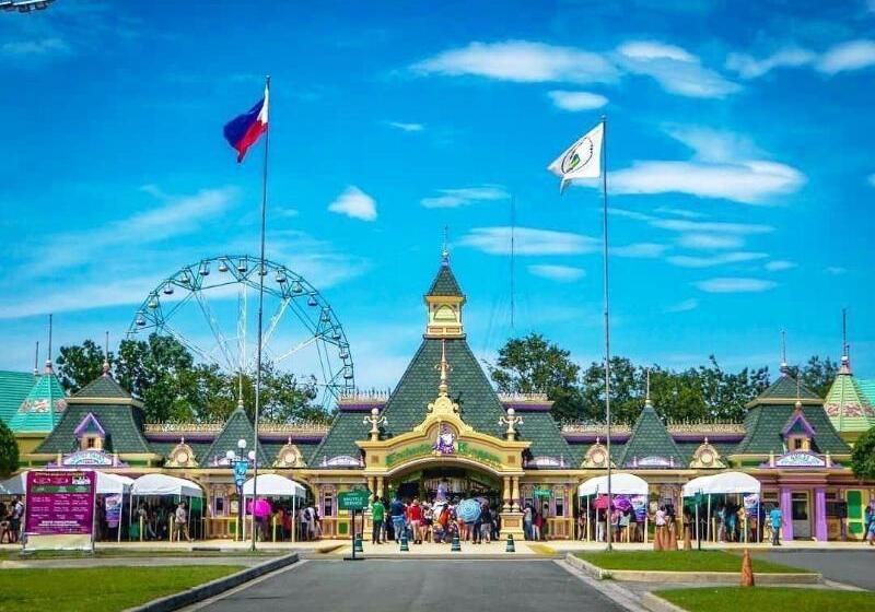 فندق The Park Silang