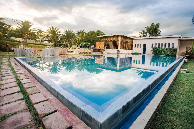 هتل The Park Silang