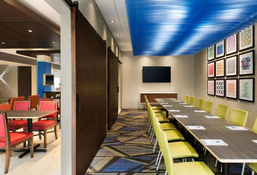 בית מלון כפרי Holiday Inn Express & Suites   Warsaw   E Center, An Ihg