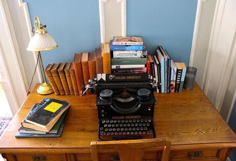 Hunnebergs Gård Hostel & Camping