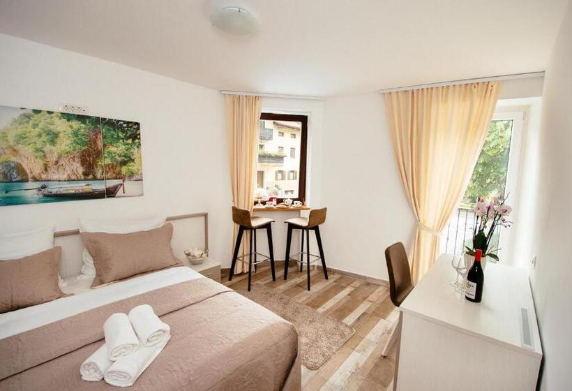 تختخواب و صبحانه Sunny Rooms