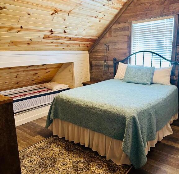 호텔 Knotty Squirrel Cabins