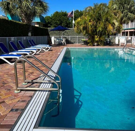 Breezy Palms Resort