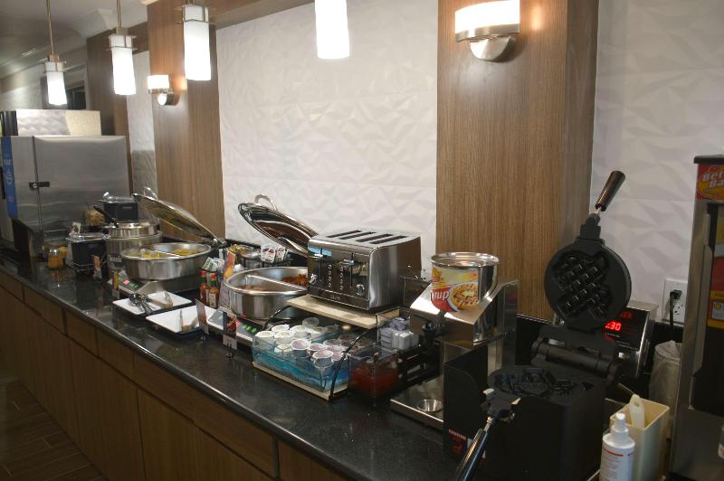 فندق Best Western Plus Rama Inn & Suites