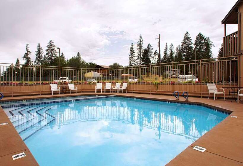 בית מלון כפרי Best Western Rocky Mountain Lodge