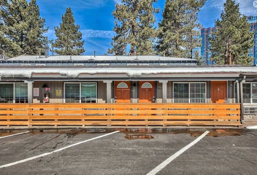 Отель Blue Jay Lodge