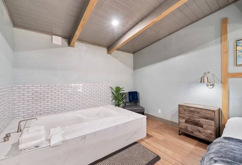 Отель Blue Jay Lodge