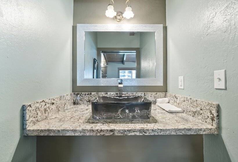 Отель Blue Jay Lodge