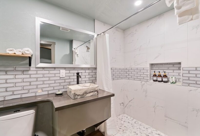 Отель Blue Jay Lodge