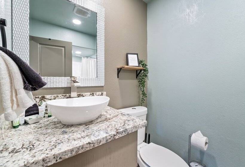 Отель Blue Jay Lodge