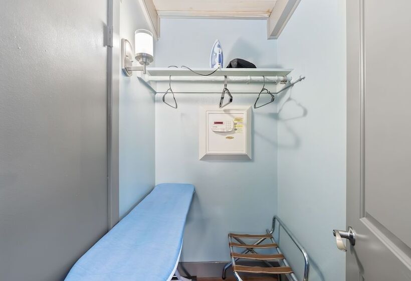 Отель Blue Jay Lodge