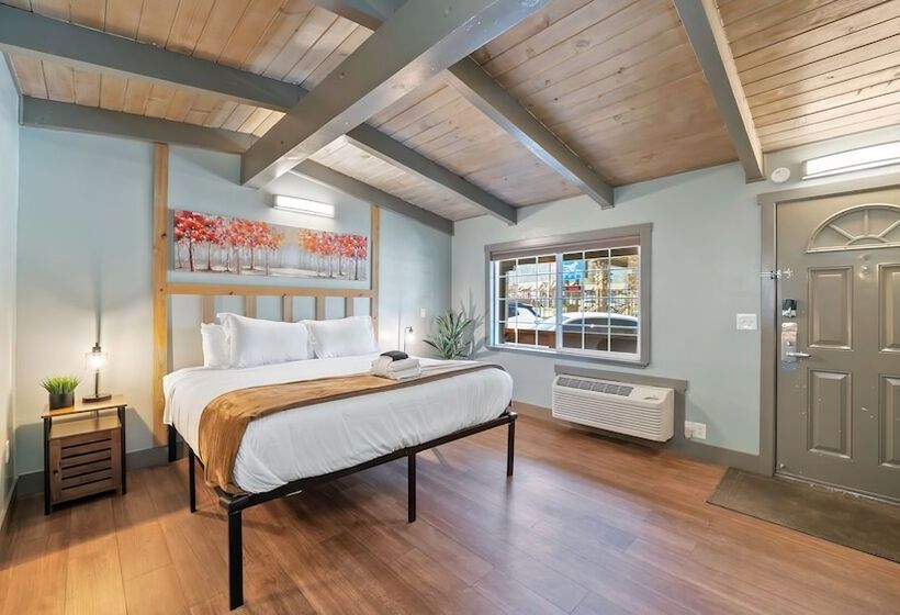 Отель Blue Jay Lodge